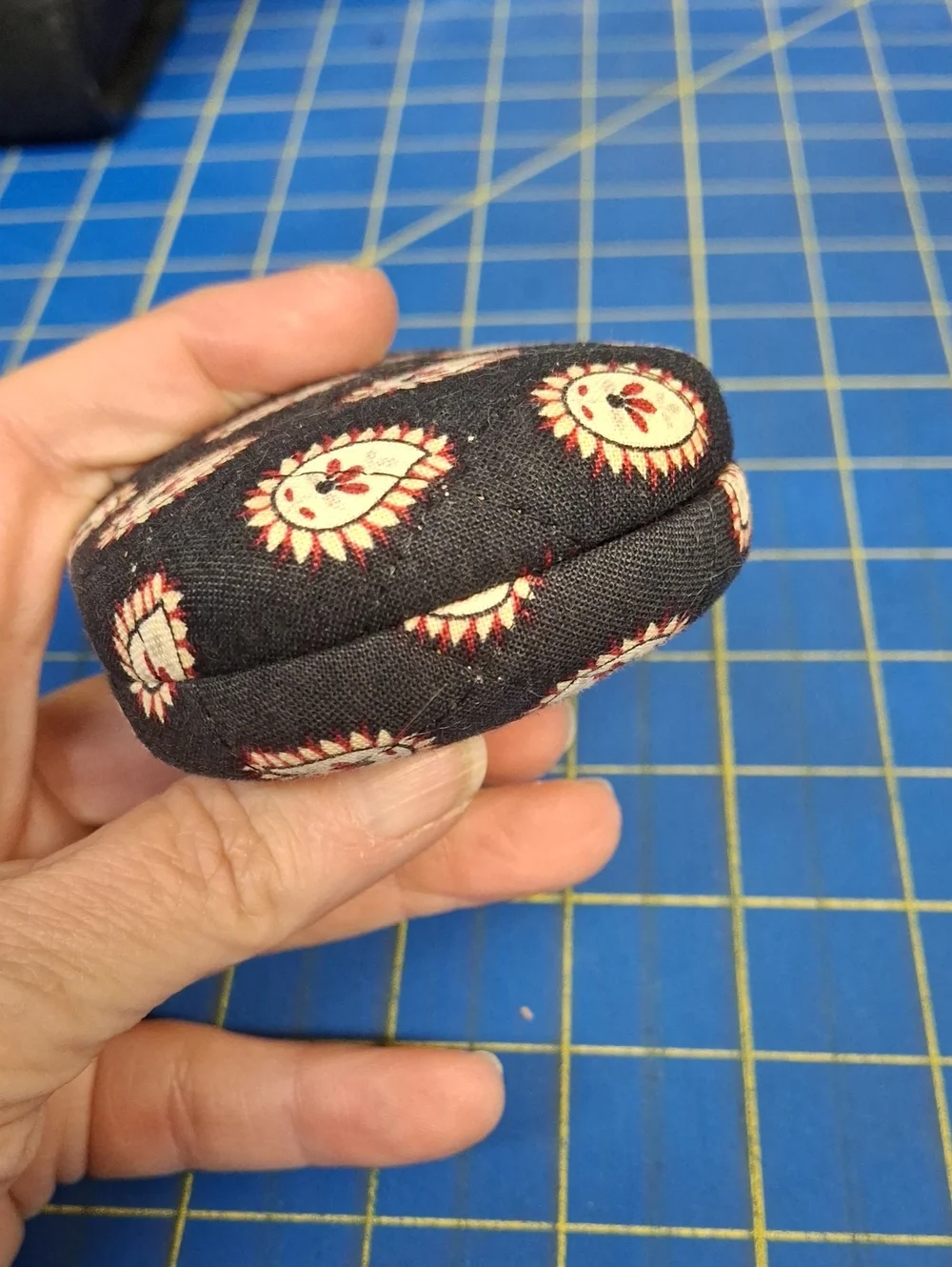 Retired 2006 Vera Bradley hard clamshell eyeglass case Midnight Paisley Preloved